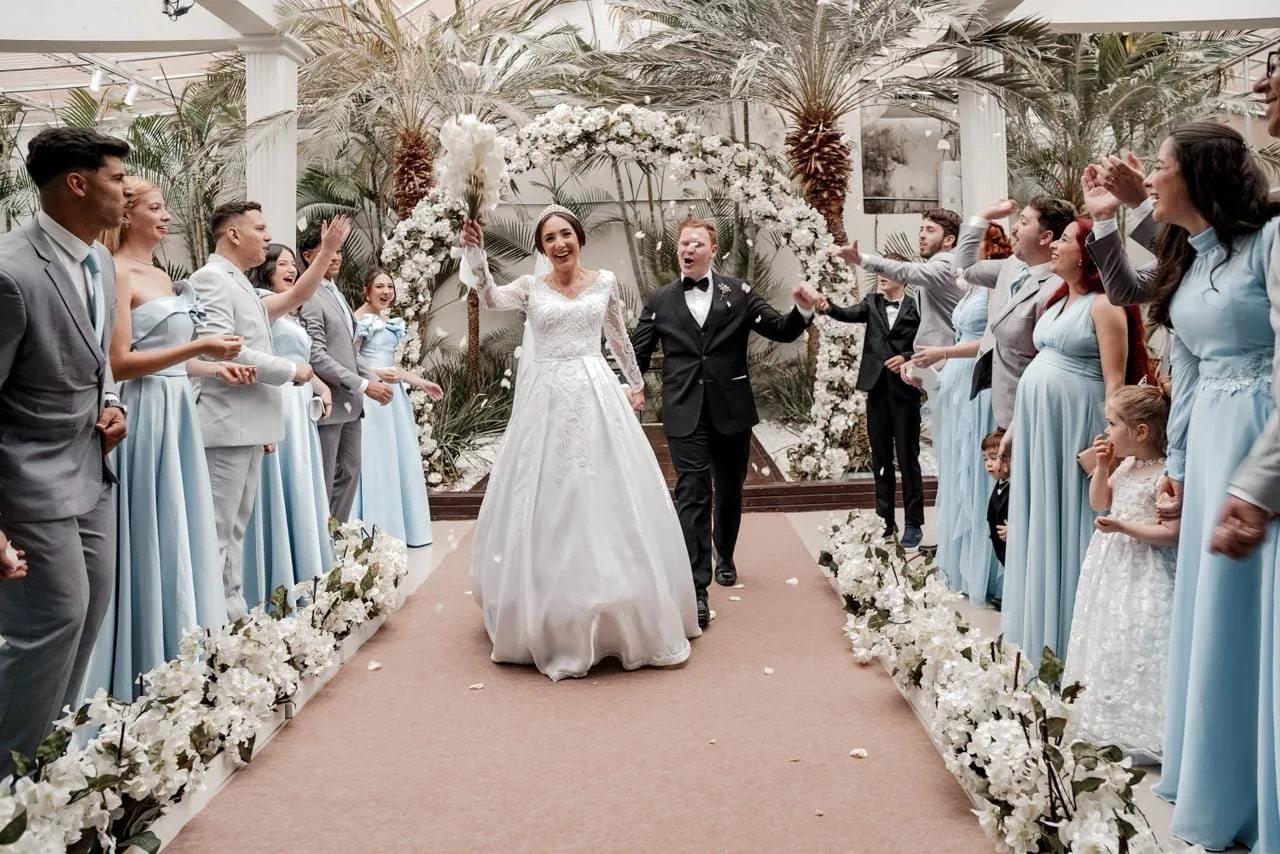 Cortejo de casamento celebrando na saída da cerimônia
